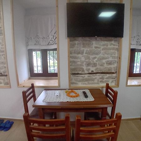 Arpet Guesthouse Gjirokastra Kültér fotó