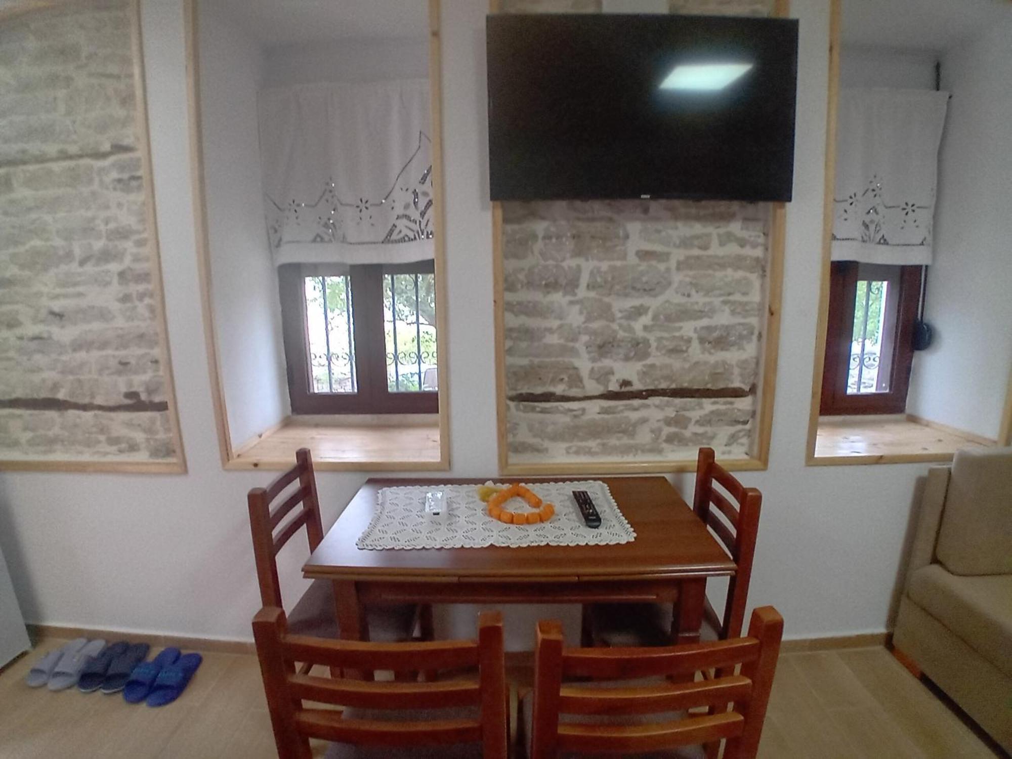 Arpet Guesthouse Gjirokastra Kültér fotó