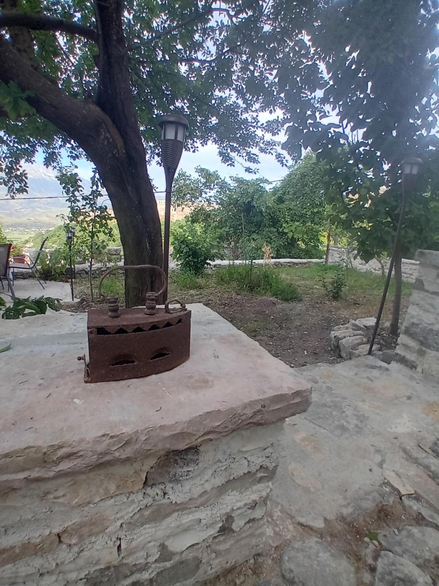 Arpet Guesthouse Gjirokastra Kültér fotó