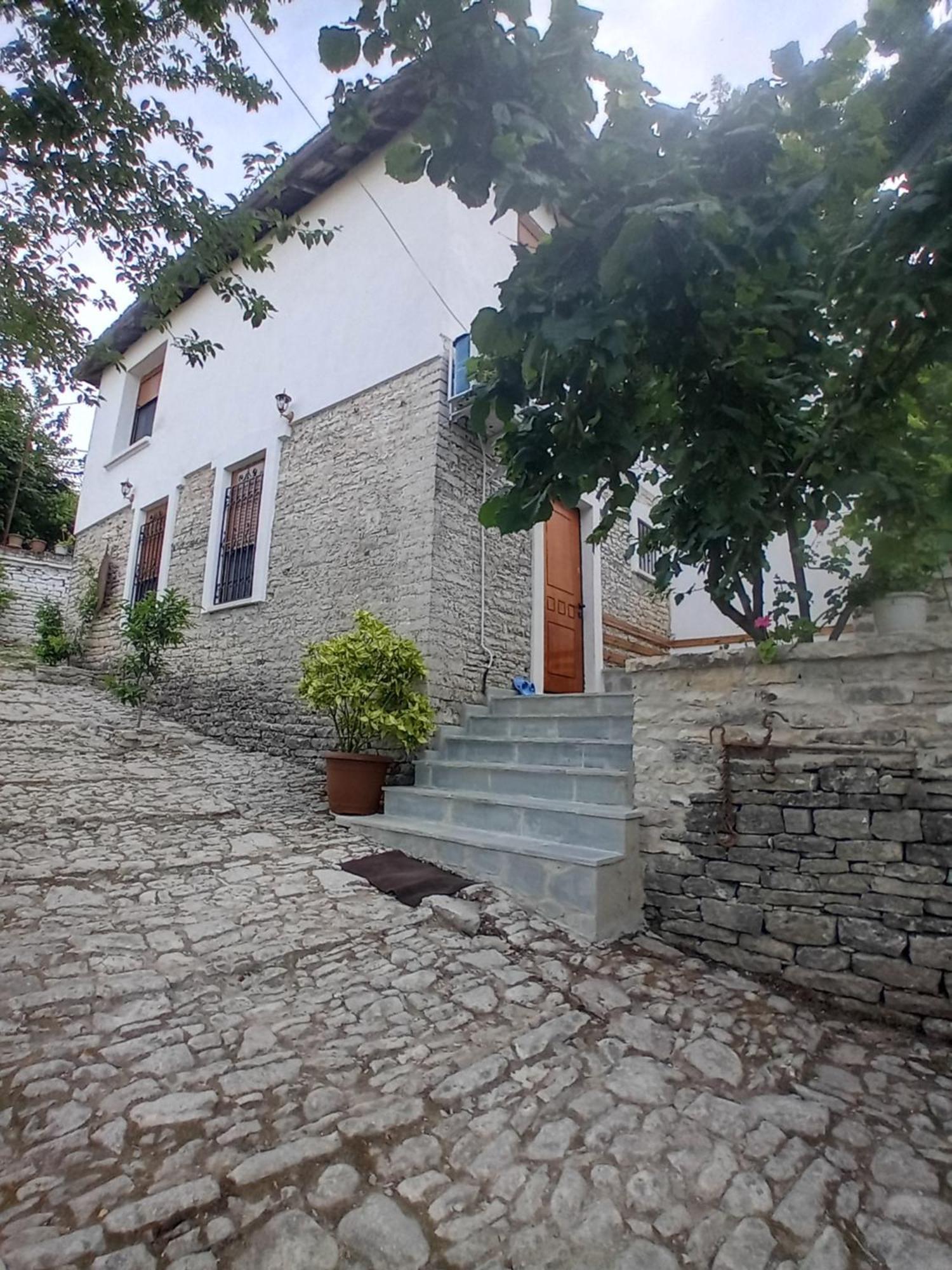Arpet Guesthouse Gjirokastra Kültér fotó