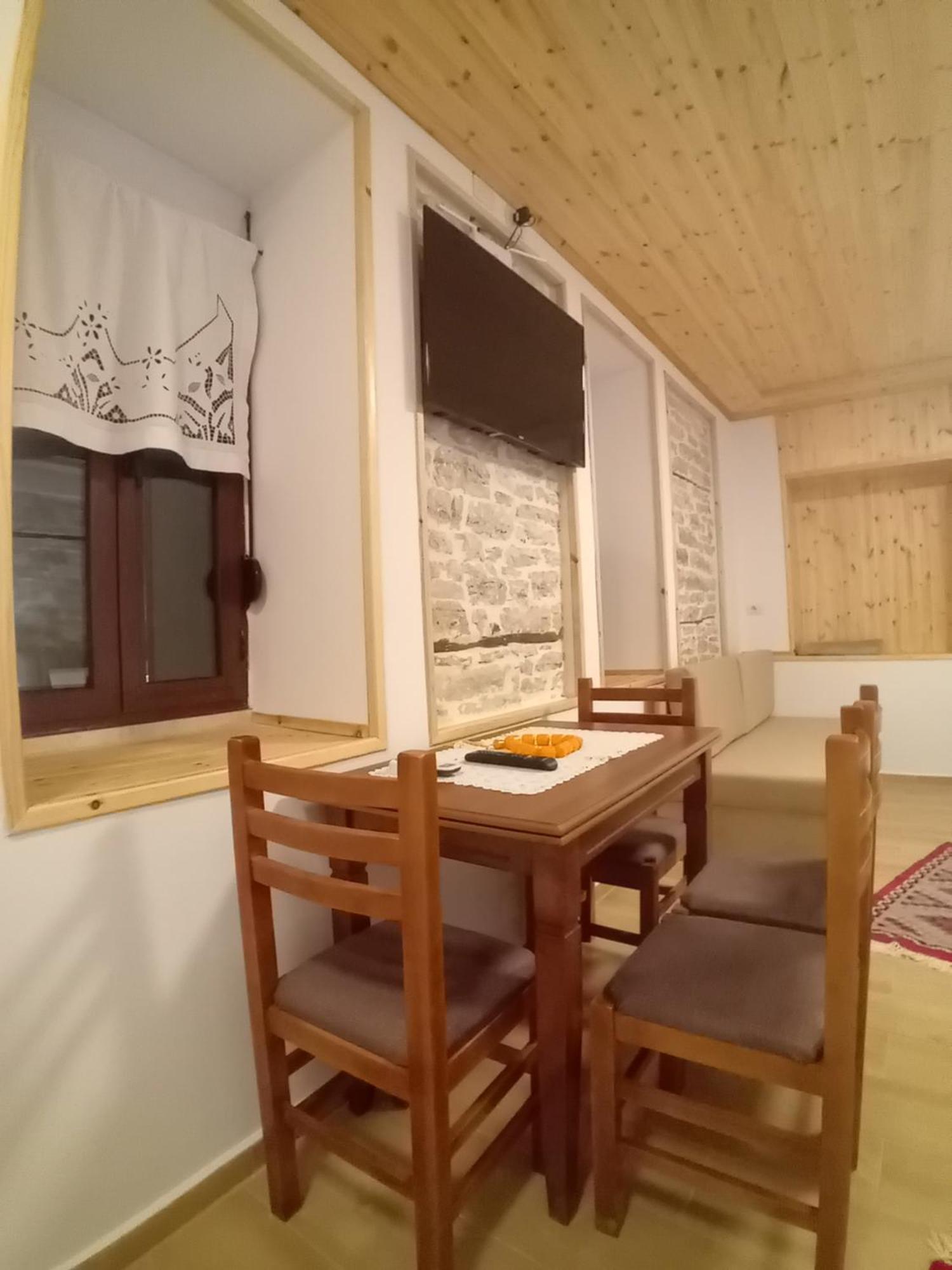 Arpet Guesthouse Gjirokastra Kültér fotó